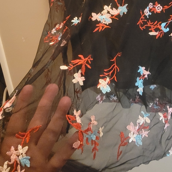 Sheer topped shirt with flower. NWT 2x - Picture 4 of 6